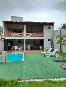 Casa ampla com piscina في بيوي: منزل مع ساحه مع مسبح