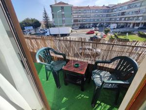 y balcón con mesa de patio y sillas. en Sintra, T3 with terrace in Massama, Queluz, Sintra, en Queluz