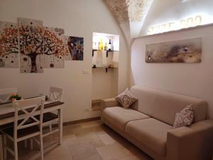 a living room with a couch and a table at Suite 800 in Ostuni