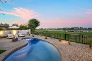 una piscina en un patio trasero con una valla en Relaxation and Recreation at LAQUINTA SUNRISE Lux Desert Oasis Pool Home 18th Hole of Stadium Course en La Quinta