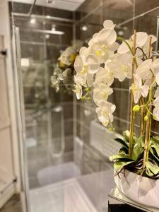鲍特里Cosy Cottage Central Bawtry - 2 Bedroom - High End Furnishings的花瓶,上面有白色的花朵 更多37张照片
