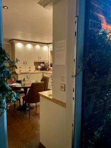 Cosy Cottage Central Bawtry - 2 Bedroom - High End Furnishings的厨房或小厨房