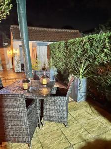 鲍特里Cosy Cottage Central Bawtry - 2 Bedroom - High End Furnishings的晚上在庭院里摆放着桌椅
