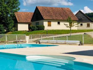 una gran piscina frente a una casa en Lac Bleu 25 en Lacapelle-Marival