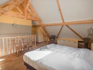 1 dormitorio con 1 cama, mesa y sillas en Lac Bleu 34 en Lacapelle-Marival