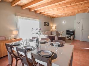 - une salle à manger avec une table, des chaises et un canapé dans l'établissement Lac Bleu 34, à Lacapelle-Marival