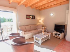 sala de estar con sofá y TV en Lac Bleu 34 en Lacapelle-Marival