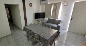 salon ze stołem, krzesłem i telewizorem w obiekcie SAN EXPEDITO San Rafael w mieście San Rafael