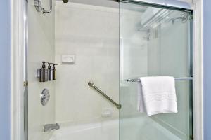 uma casa de banho com um chuveiro e uma porta de vidro em Hotel Fiona em São Francisco