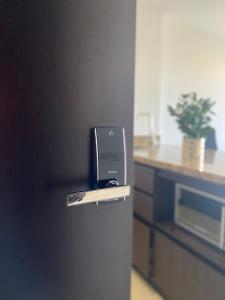 a door handle on a refrigerator in a kitchen at Suite Estelar - A Pasos del Aeropuerto in Rionegro