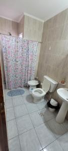 W łazience znajduje się toaleta, umywalka i prysznic. w obiekcie SAN EXPEDITO San Rafael w mieście San Rafael