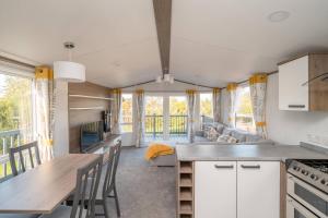 Kuchyň nebo kuchyňský kout v ubytování Lisa Marie-Luxury Caravan-Seton Sands-8 Berth + 5 fotografií