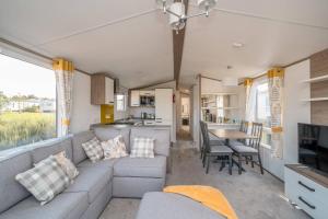 una sala de estar y cocina en una casa pequeña en Lisa Marie-Luxury Caravan-Seton Sands-8 Berth en Port Seton