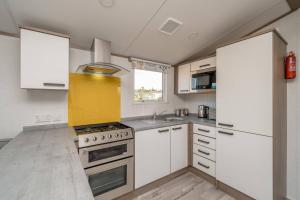 Gambar di galeri bagi Lisa Marie-Luxury Caravan-Seton Sands-8 Berth di Port Seton