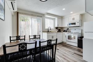 a kitchen with white cabinets and a table and chairs at UO, Autzen Stadium, Matthew Knight Arena, Amazon Park #4 in Eugene