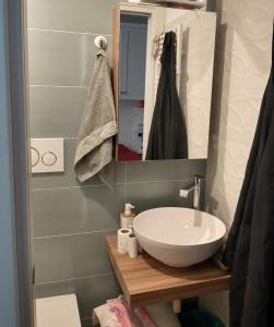y baño con lavabo blanco y espejo. en Passeggiata per TRASTEVERE # Bathroom in Independent room, en Roma