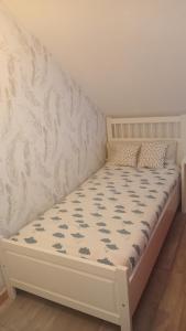 a white bed in a room with a white wall at Apartamento en La Tejita-El Médano. Familia Vilmar in Granadilla de Abona