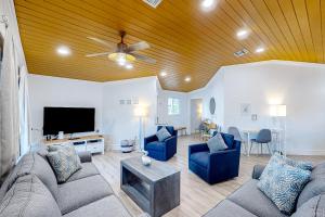 uma sala de estar com um sofá e uma televisão de ecrã plano em Two J’s Paradise em Key Largo