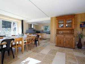 uma cozinha e sala de jantar com mesa e cadeiras em Gîte Saint-Jeures, 5 pièces, 11 personnes - FR-1-582-43 em Saint-Jeures