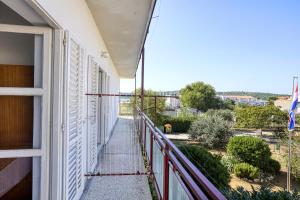 uma varanda com vista para um pátio em Apartments by the sea Pirovac, Sibenik - 11824 em Pirovac