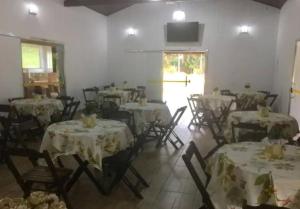 Restaurace v ubytování Casa Guacuri - Casa de temporada e eventos - apartamentos com suítes - Piscinas e Amplo Estacionamento