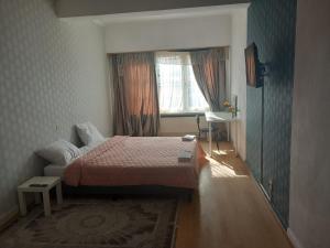 una piccola camera con letto e finestra di FMS Logie ad Anversa