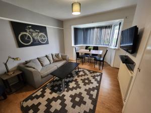 伯明罕的住宿－Greenvale Apartment，客厅配有沙发和桌子