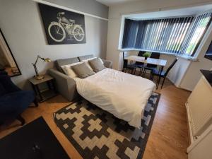 - une chambre avec un lit, un canapé et une table dans l'établissement Greenvale Apartment, à Birmingham