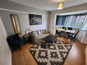バーミンガムにあるGreenvale Apartmentのリビングルーム(ソファ、テーブル付)