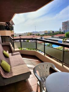 d'un balcon avec une table et des chaises et une vue. dans l'établissement 2 bedrooms sea view apartament 100 meters from ocean, à Los Cristianos