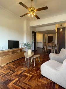 sala de estar con sofá y TV en Departamento centro Ciudad Mendoza en Mendoza