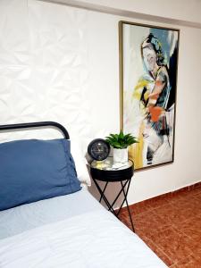 ein Schlafzimmer mit einem Bett und einem Wandgemälde in der Unterkunft La Familia # in Aguada