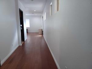 パームデールにあるAchieversの白壁の空廊