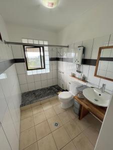 uma casa de banho com um WC e um lavatório em Fare URU BUNGALOW F2 Atypical local style Em Faaa