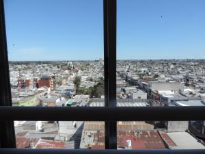 una ventana con vistas a la ciudad en Depto 9 de Julio en Concepción del Uruguay