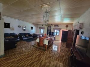 een woonkamer met een bank en een tafel bij Rancho Hostal Mar in Sonsonate