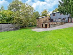 una vecchia casa in pietra con un prato di Spacious Group Stay in Wanne a Wanne