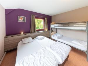 una camera da letto con due letti a castello e una finestra di Spacious Group Stay in Wanne a Wanne