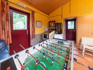 una stanza con tavolo da calcio di Spacious Group Stay in Wanne a Wanne
