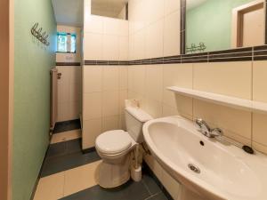 un bagno con un water bianco e un lavandino di Spacious Group Stay in Wanne a Wanne Altre 32 foto