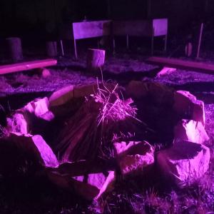Krąg skał z fioletowymi światłami w obiekcie Domki Letniskowe oraz Chata Grillowa " Nad Zalewem "Bliżyn w mieście Bliżyn
