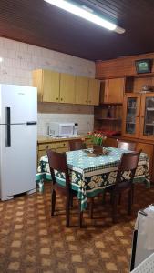 Η κουζίνα ή μικρή κουζίνα στο Charmoso apartamento da Vovó Enedina