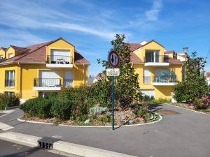 a street sign in front of a yellow building at Studio cosy à 5 minutes de DISNEYLAND PARIS in Chalifert