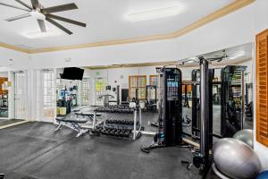 ein Fitnessstudio mit mehreren Laufbändern und Gewichten in der Unterkunft REGATTA AT VANDERBILT BEACH III #204 in Naples