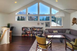 a living room with a couch and a table at Bear Valley Mountain Retreat in Anchorage