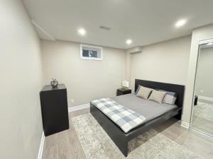 una camera da letto con un letto e una finestra di Cozy 1.5 Guest-Suite a Aurora
