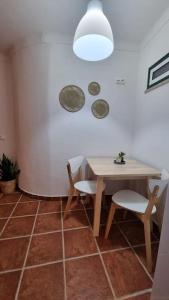 comedor con mesa, sillas y luz en Cantinho da Vila by Portus Alacer, en Alter do Chão