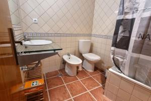 y baño con aseo y lavamanos. en Cantinho da Vila by Portus Alacer, en Alter do Chão