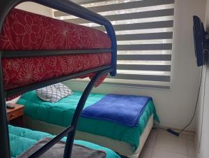 a bunk bed in a room with a window at Costa Algarrobo Norte in Algarrobo