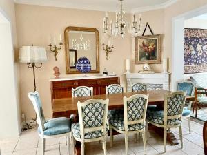 - une salle à manger avec une table et des chaises en bois dans l'établissement Maison Trianon 1928, à Quiévrechain